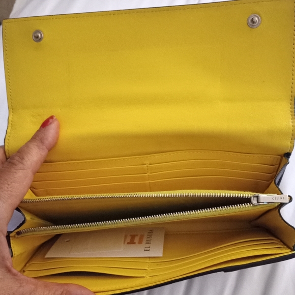 CELINE Large Flap Multifunction Wallet. Black exterior and yellow interior. - Picture 4 of 8